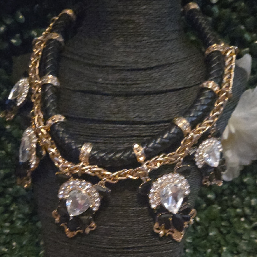 Elegant Gold and Black Women's Necklace - Picture 1 of 1